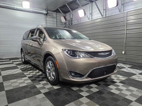 Used 2017 Chrysler Pacifica Limited image 4
