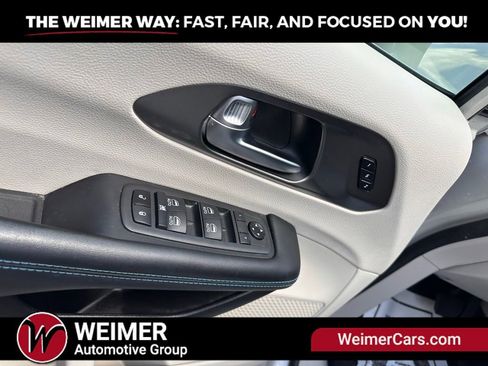 Used 2021 Chrysler Pacifica Touring-L w/ Uconnect Theater Family Group AWD/4WD image 7