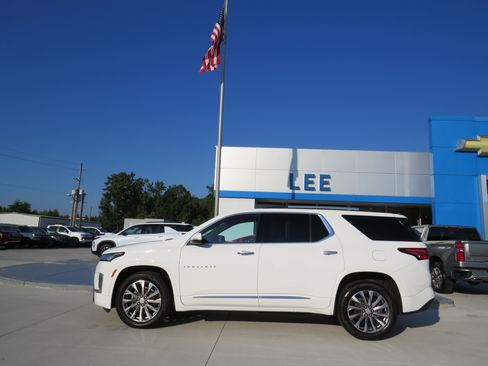 Certified 2023 Chevrolet Traverse Premier FWD image 2