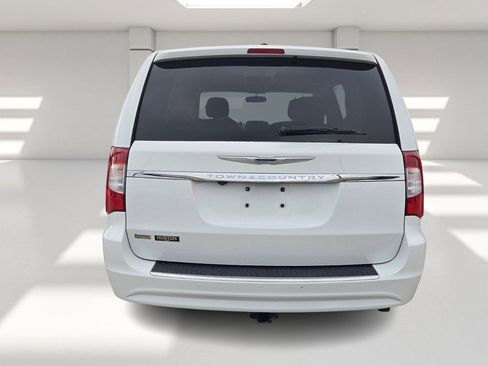 Used 2015 Chrysler Town & Country Touring image 4