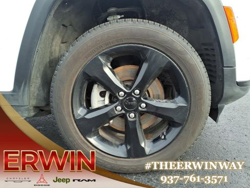 Used 2024 Jeep Grand Cherokee L Limited w/ Black Appearance Package image 9