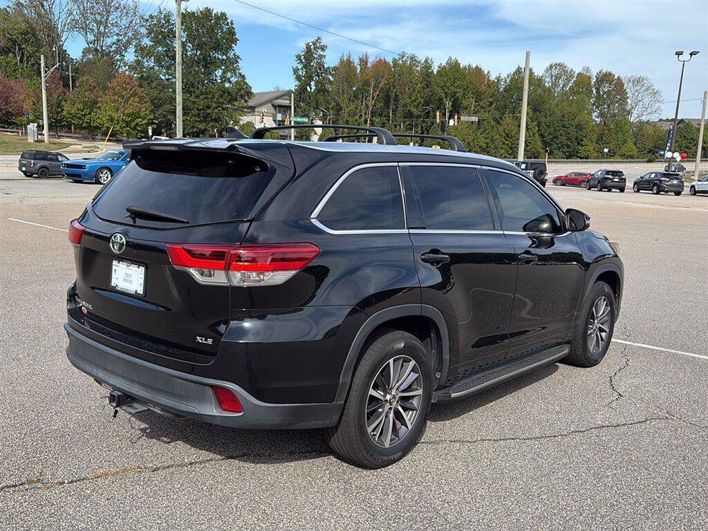 Used 2017 Toyota Highlander XLE FWD image 3