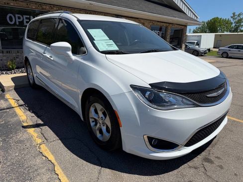 Used 2017 Chrysler Pacifica Touring-L Plus FWD image 1