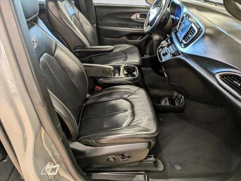 Used 2020 Chrysler Pacifica Touring-L w/ Advanced Safetytec Group AWD/4WD image 25