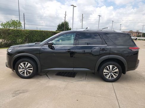 Certified 2025 Nissan Pathfinder SL image 8