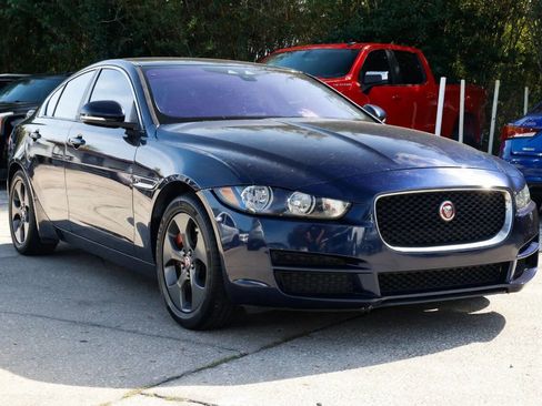 Used 2017 Jaguar XE image 8