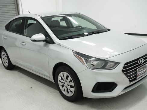 Used 2021 Hyundai Accent SE FWD image 3