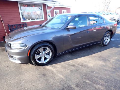 Used 2016 Dodge Charger SXT image 3