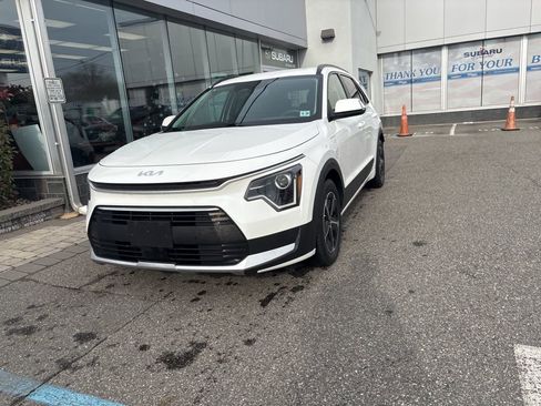 Used 2023 Kia Niro EX w/ EX Cold Weather Package image 6