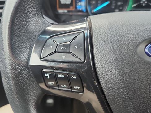 Used 2017 Ford Explorer XLT w/ XLT Appearance Package image 19