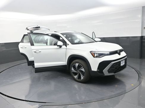 New 2026 Volkswagen Taos SE image 27
