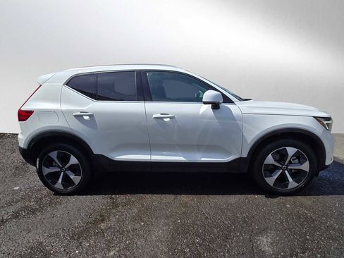Certified 2024 Volvo XC40 B5 Plus image 6