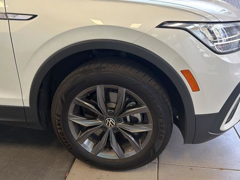 Used 2023 Volkswagen Tiguan SE w/ Panoramic Sunroof Package FWD image 10
