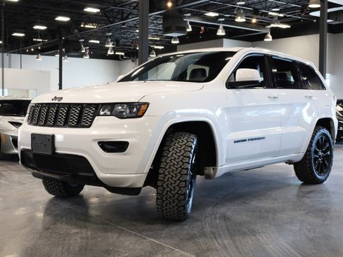 Used 2018 Jeep Grand Cherokee Altitude image 3