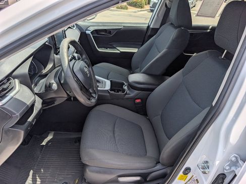 Used 2022 Toyota RAV4 LE AWD/4WD image 2