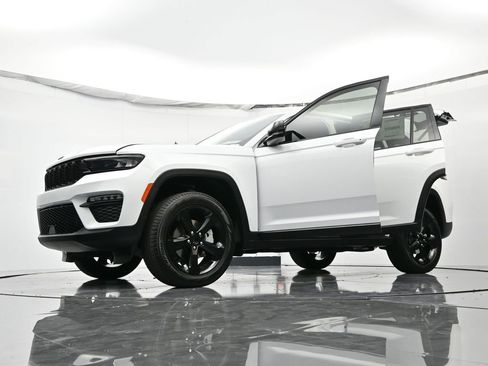 New 2025 Jeep Grand Cherokee Limited w/ Black Appearance Package image 57