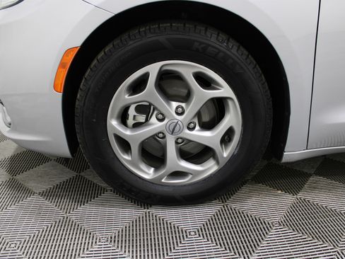 Used 2024 Chrysler Pacifica Limited image 41