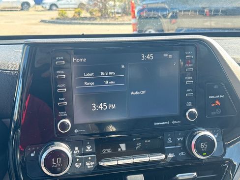 Used 2022 Toyota Highlander XLE AWD/4WD image 24