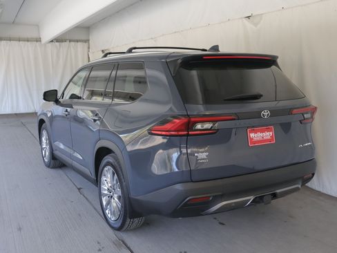 Used 2024 Toyota Grand Highlander AWD image 24