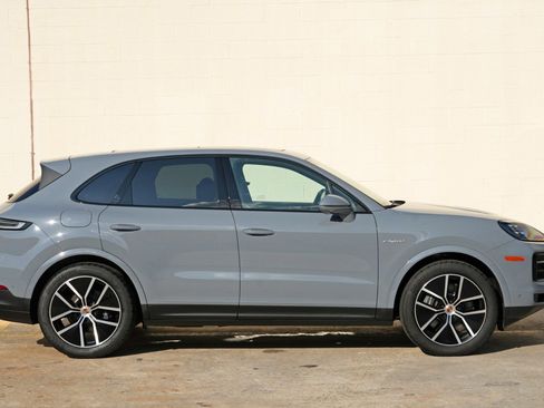 Used 2025 Porsche Cayenne E-Hybrid w/ Premium Package Plus AWD/4WD image 61