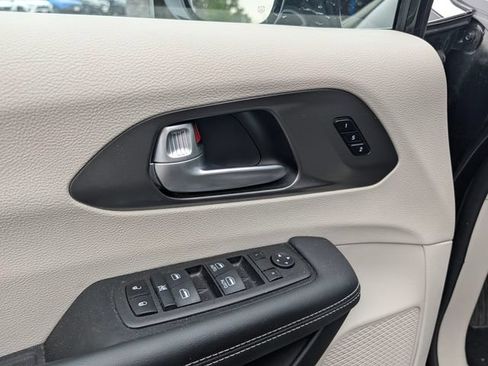 Used 2024 Chrysler Pacifica Limited FWD image 13