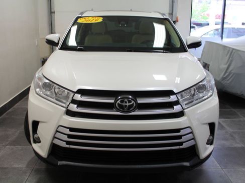 Used 2019 Toyota Highlander XLE AWD/4WD image 2