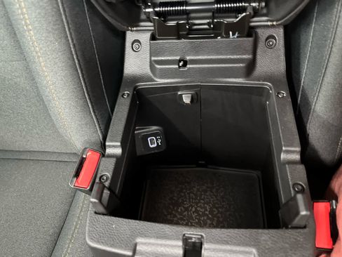 Used 2025 Jeep Wrangler Sahara AWD/4WD image 29