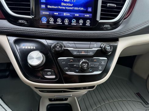 Used 2017 Chrysler Pacifica Limited image 9