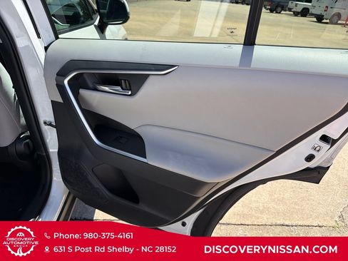 Used 2020 Toyota RAV4 XLE w/ Convenience Package FWD image 38