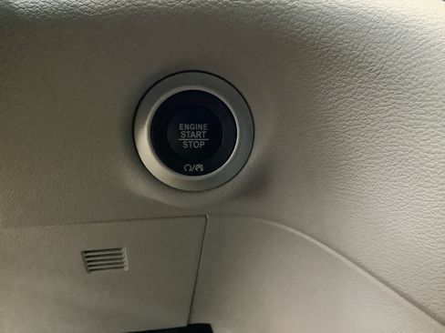 Used 2024 Chrysler Pacifica Touring-L FWD image 16