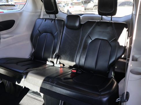 Used 2024 Chrysler Pacifica Touring-L image 15