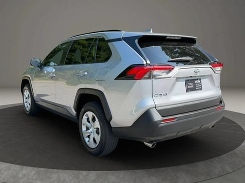 Used 2021 Toyota RAV4 LE FWD image 4