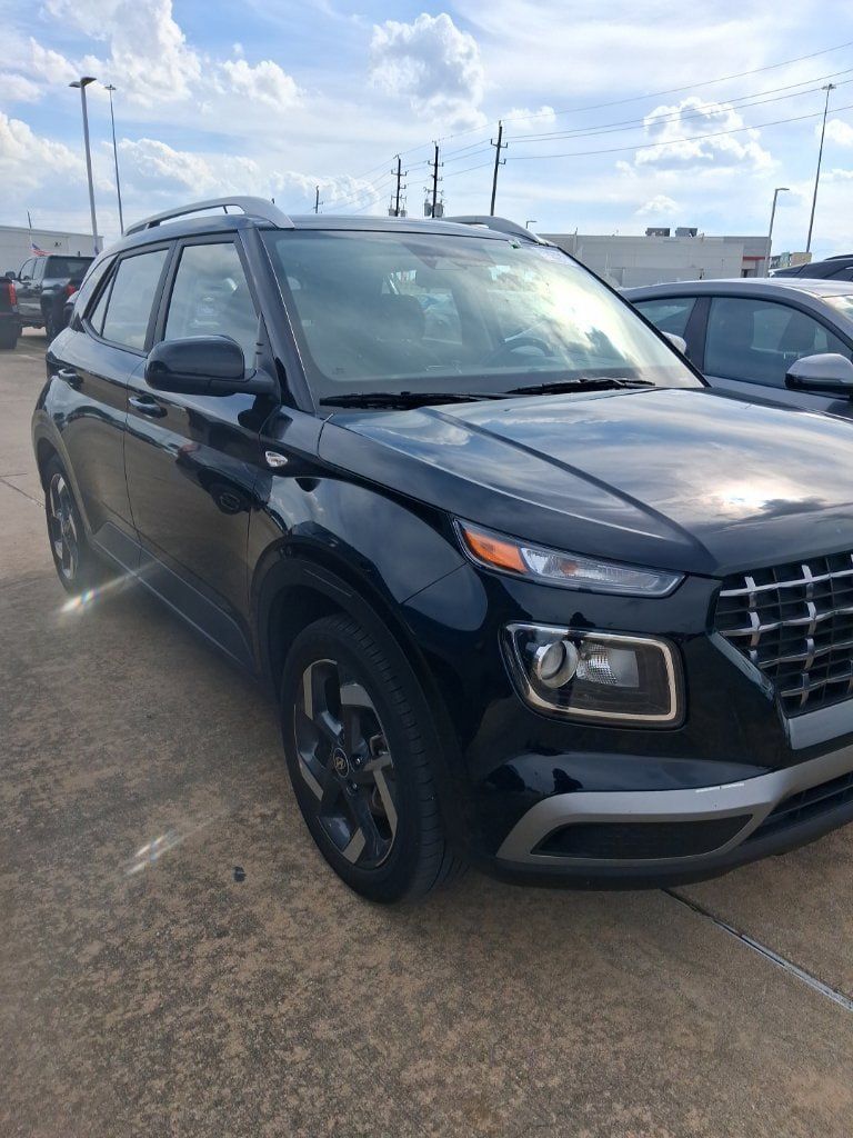 Used 2026 Hyundai Venue SEL FWD image 2