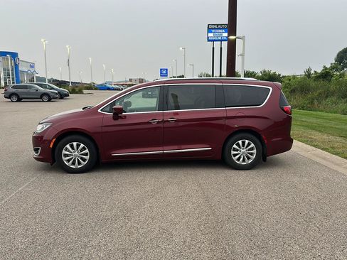 Used 2018 Chrysler Pacifica Touring-L w/ Advanced Safetytec Group FWD image 6