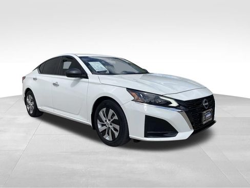 Used 2024 Nissan Altima 2.5 S FWD image 3