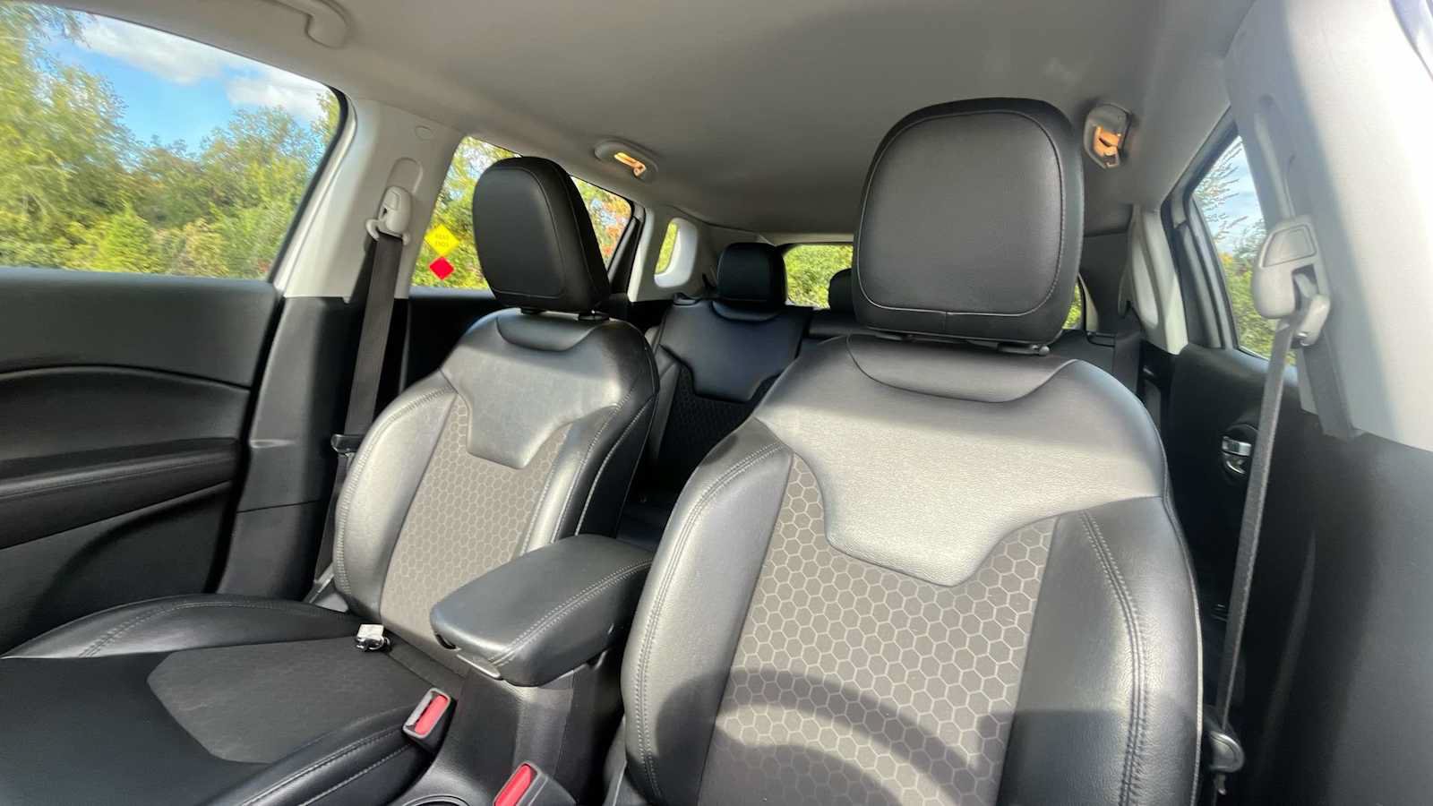 Used 2018 Jeep Compass Latitude w/ Popular Equipment Group FWD image 14