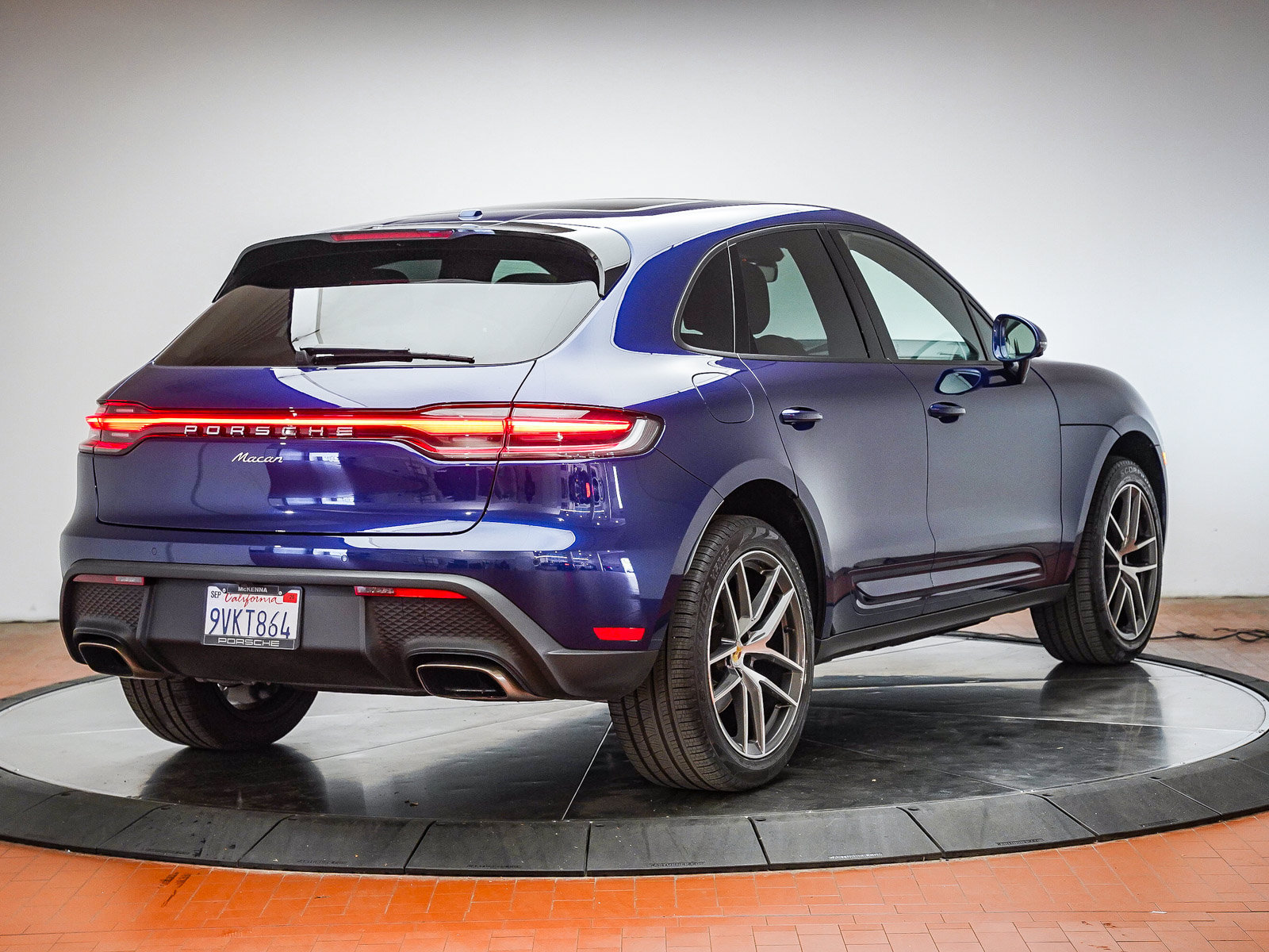 Certified 2025 Porsche Macan AWD/4WD image 9