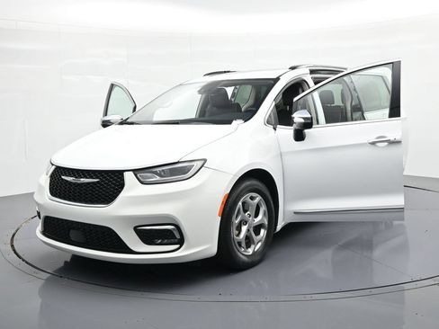 Used 2023 Chrysler Pacifica Limited FWD image 24