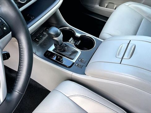Used 2016 Toyota Highlander XLE AWD/4WD image 17