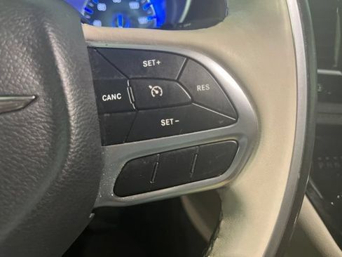 Used 2020 Chrysler Pacifica Limited FWD image 16