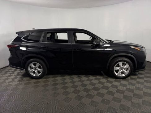 Used 2025 Toyota Highlander LE FWD image 10