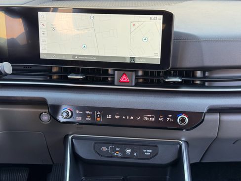 Used 2025 Kia Carnival EX FWD image 24