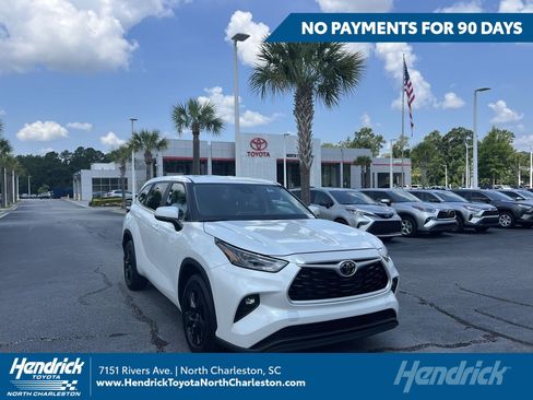Used 2023 Toyota Highlander LE FWD image 1