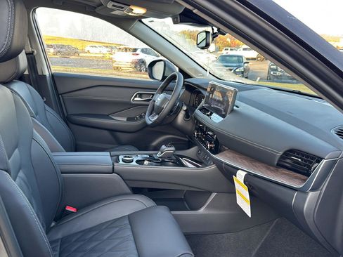 New 2026 Nissan Rogue Platinum image 10