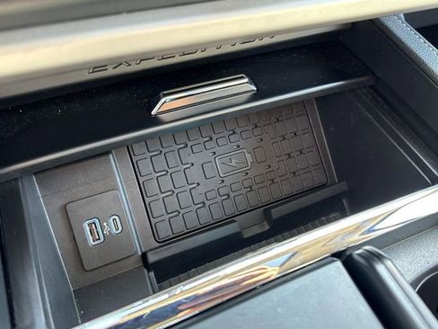 Used 2024 Ford Expedition XLT image 32