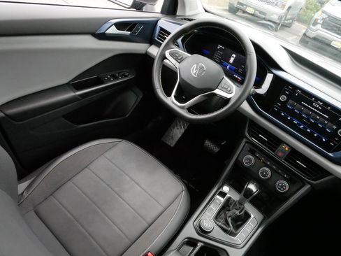 Certified 2022 Volkswagen Taos SE image 9