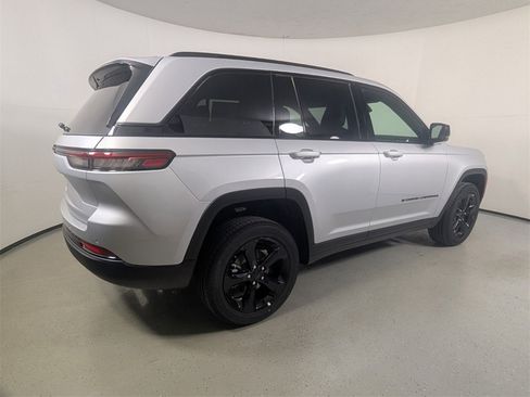 New 2025 Jeep Grand Cherokee Altitude image 7