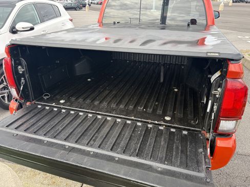 Used 2018 Toyota Tacoma TRD Sport AWD/4WD image 8