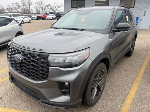 Used 2025 Ford Explorer ST-Line w/ ST-Line Street Pack image 5