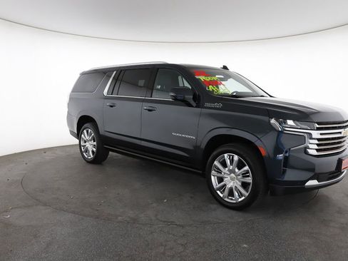 Used 2022 Chevrolet Suburban High Country AWD/4WD image 2
